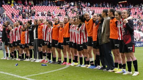 Las futbolistas del Athletic Club durante un partido en San Mamés.