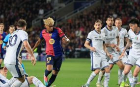 Lamine Yamal, gran figura del partido de ida, rodeado de jugadores del Inter.