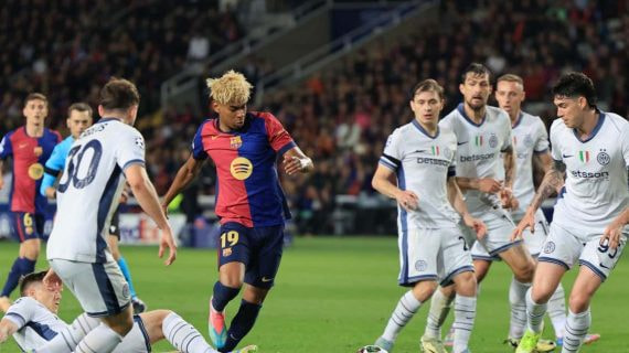 Lamine Yamal, gran figura del partido de ida, rodeado de jugadores del Inter.