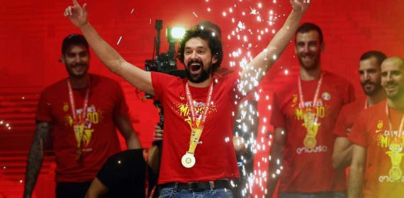Sergio Llull celebra el Mundial conquistado en China en 2019.