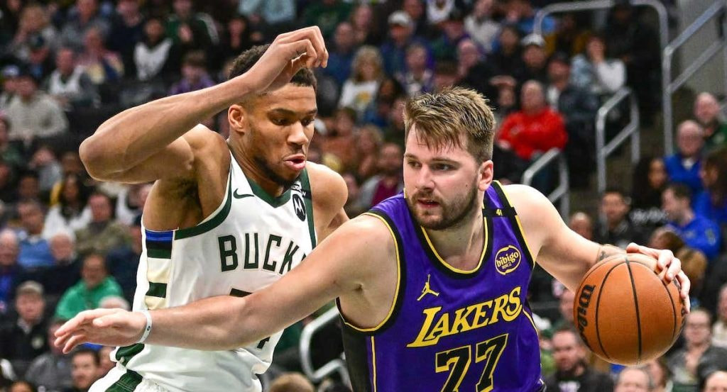 Luka Doncic y Giannis Antetokounmpo cara a cara en la NBA.