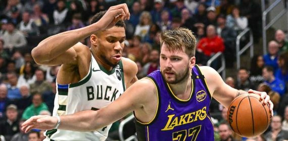 Luka Doncic y Giannis Antetokounmpo cara a cara en la NBA.