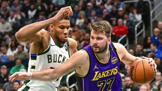 Luka Doncic y Giannis Antetokounmpo cara a cara en la NBA.