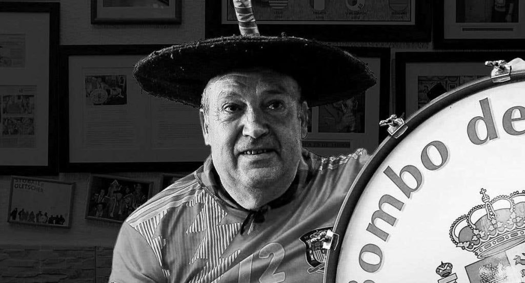 Manolo ' el del bombo' en un partido de la Selección.