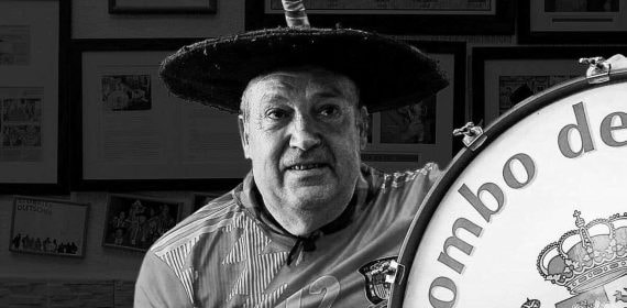 Manolo ' el del bombo' en un partido de la Selección.