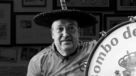 Manolo ' el del bombo' en un partido de la Selección.