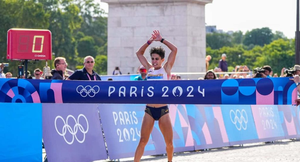 María Pérez cruzando la meta en el relevo mixto de marcha en los Juegos de París 2024.
