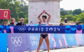 María Pérez cruzando la meta en el relevo mixto de marcha en los Juegos de París 2024.