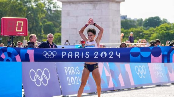 María Pérez cruzando la meta en el relevo mixto de marcha en los Juegos de París 2024.