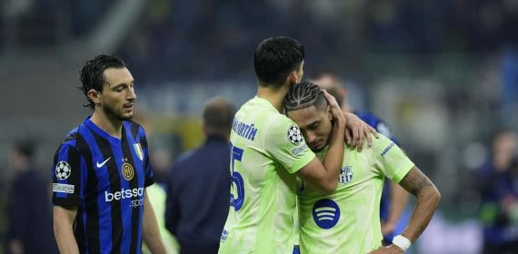 Gerard Martín y Raphinha se lamentan tras la derrota.
