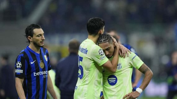 Gerard Martín y Raphinha se lamentan tras la derrota.