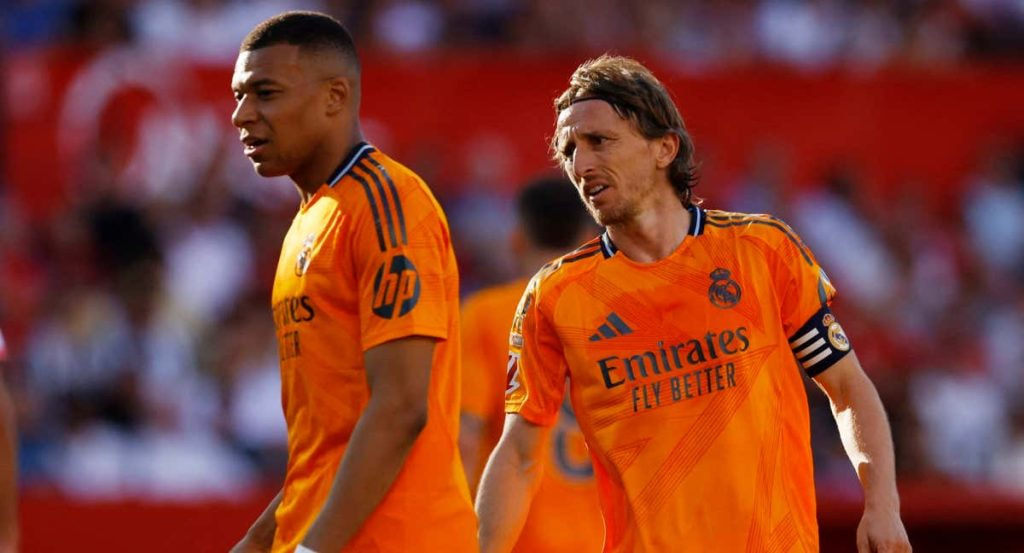 Mbappé y Modric, durante el Sevilla - Real Madrid.