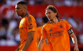 Mbappé y Modric, durante el Sevilla - Real Madrid.
