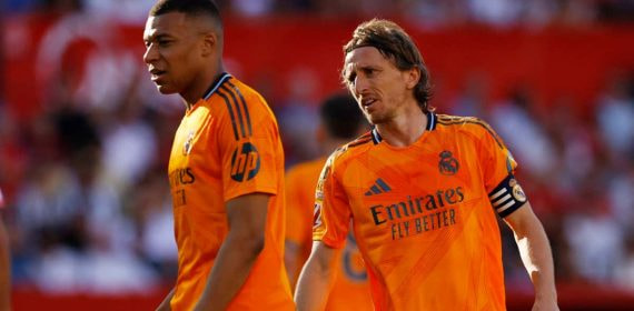 Mbappé y Modric, durante el Sevilla - Real Madrid.