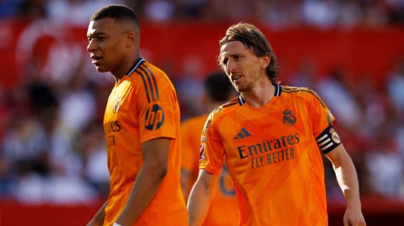 Mbappé y Modric, durante el Sevilla - Real Madrid.