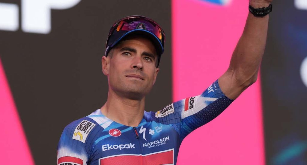 Mikel Landa durante la presentación del Giro de Italia 2025.