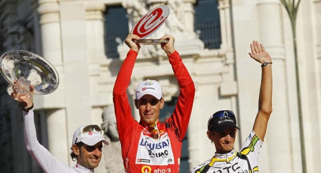 Nibali, en Madrid en 2010, tras ganar la Vuelta flanqueado por Mosquera, a su derecha, y el eslovaco Velits, a su izquierda.
