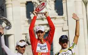 Nibali, en Madrid en 2010, tras ganar la Vuelta flanqueado por Mosquera, a su derecha, y el eslovaco Velits, a su izquierda.