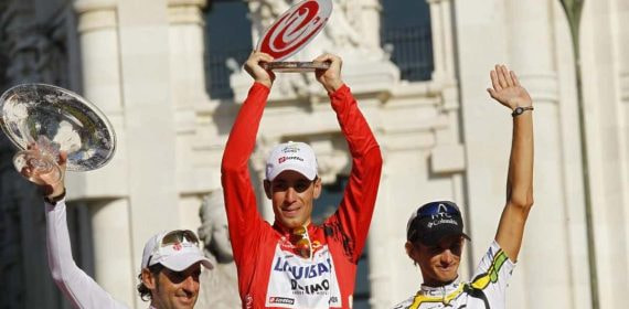 Nibali, en Madrid en 2010, tras ganar la Vuelta flanqueado por Mosquera, a su derecha, y el eslovaco Velits, a su izquierda.
