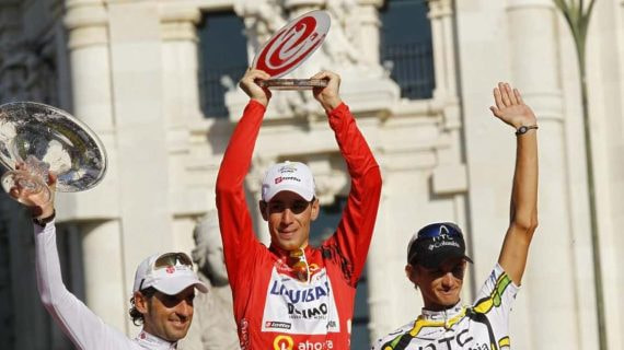 Nibali, en Madrid en 2010, tras ganar la Vuelta flanqueado por Mosquera, a su derecha, y el eslovaco Velits, a su izquierda.