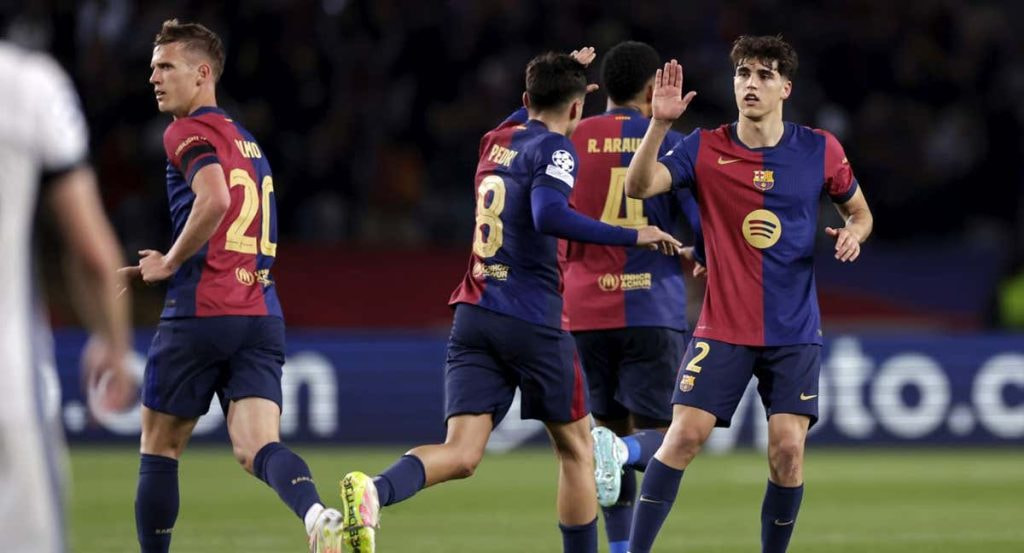 Dani Olmo, junto a Pedri y Pau Cubarsí, el pasado miércoles, en el partido ante el Inter.