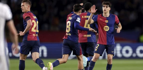 Dani Olmo, junto a Pedri y Pau Cubarsí, el pasado miércoles, en el partido ante el Inter.
