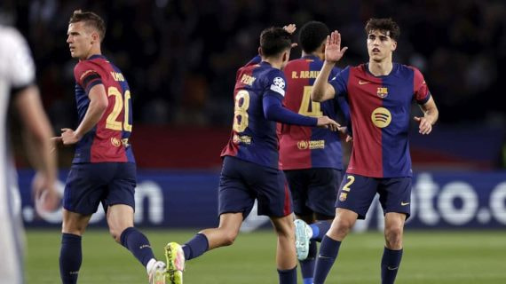 Dani Olmo, junto a Pedri y Pau Cubarsí, el pasado miércoles, en el partido ante el Inter.