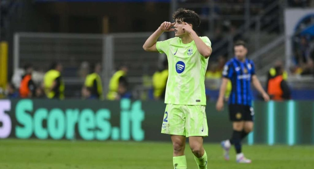 Pau Cubarsí, pidiendo cabeza a sus compañeros ante el Inter de Milán.