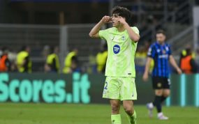 Pau Cubarsí, pidiendo cabeza a sus compañeros ante el Inter de Milán.