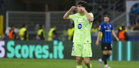 Pau Cubarsí, pidiendo cabeza a sus compañeros ante el Inter de Milán.