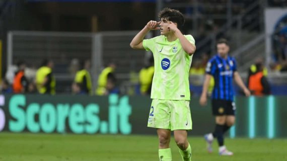 Pau Cubarsí, pidiendo cabeza a sus compañeros ante el Inter de Milán.