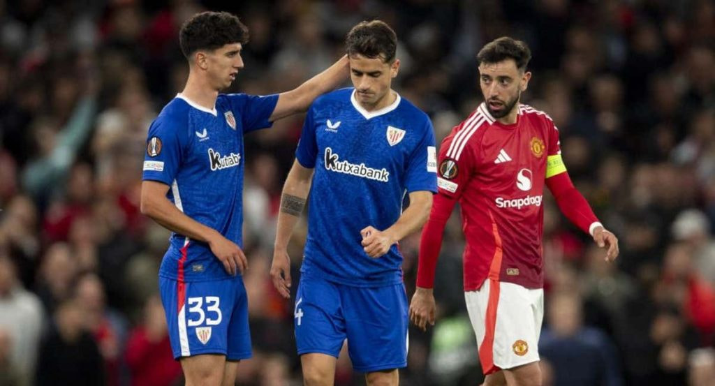 Olabarrieta y Prados, cabizbajos durante el encuentro en Old Trafford.