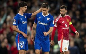 Olabarrieta y Prados, cabizbajos durante el encuentro en Old Trafford.