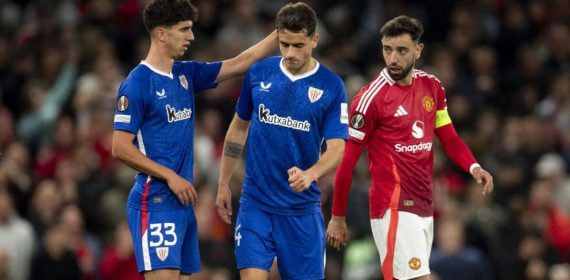 Olabarrieta y Prados, cabizbajos durante el encuentro en Old Trafford.