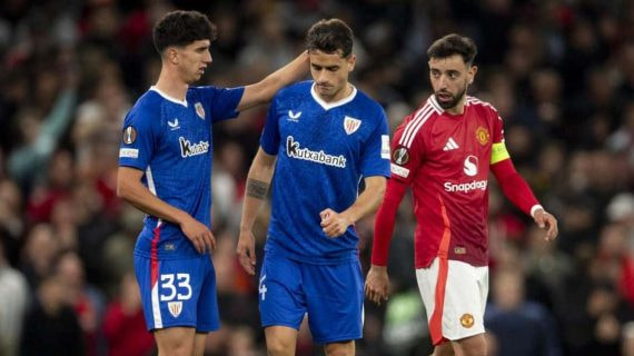 Olabarrieta y Prados, cabizbajos durante el encuentro en Old Trafford.