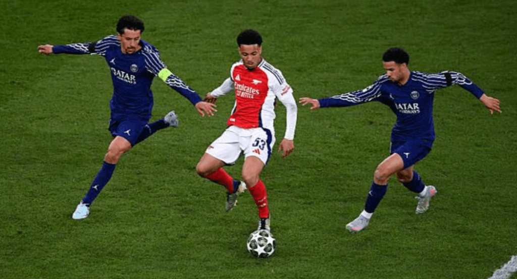 Un jugador del Arsenal regatea entre dos rivales del Paris Saint-Germain