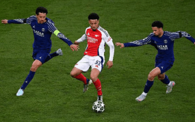 Un jugador del Arsenal regatea entre dos rivales del Paris Saint-Germain