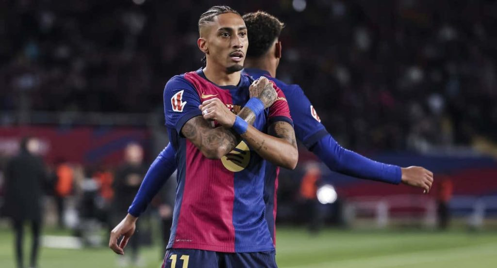 Raphinha celebrando un gol ante el Valencia.