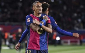 Raphinha celebrando un gol ante el Valencia.