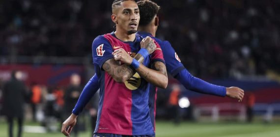 Raphinha celebrando un gol ante el Valencia.