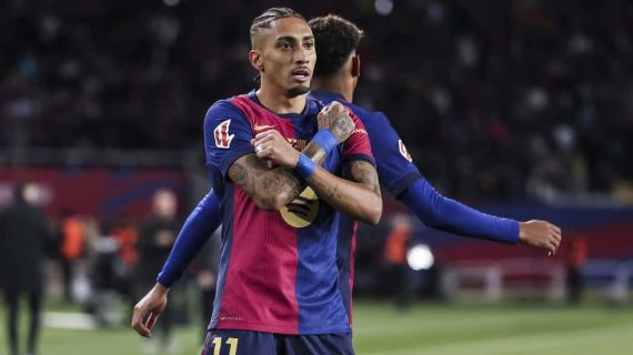 Raphinha celebrando un gol ante el Valencia.
