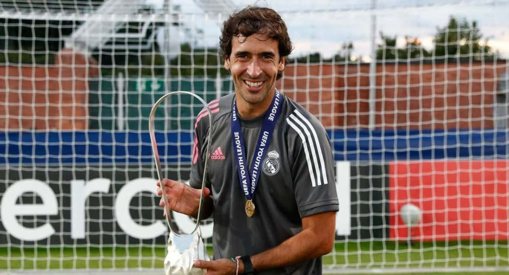 Raúl, con el trofeo de la Youth League.