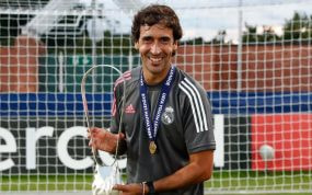 Raúl, con el trofeo de la Youth League.