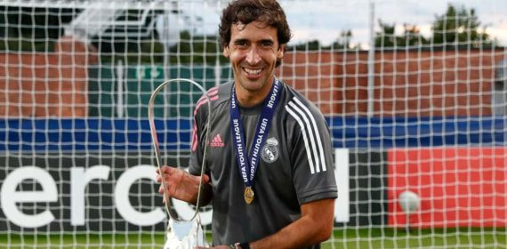 Raúl, con el trofeo de la Youth League.