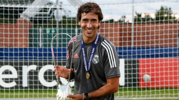 Raúl, con el trofeo de la Youth League.