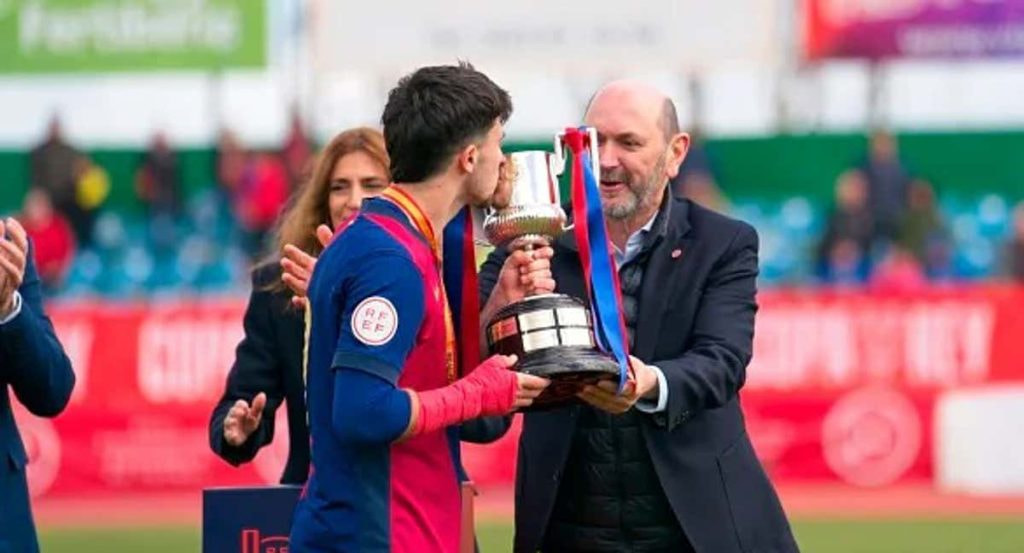 Louzán entrega el trofeo de campeón de la Copa del Rey juvenil al Barça.