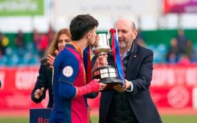 Louzán entrega el trofeo de campeón de la Copa del Rey juvenil al Barça.