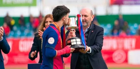 Louzán entrega el trofeo de campeón de la Copa del Rey juvenil al Barça.