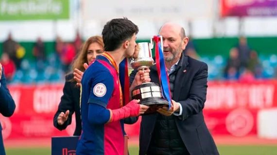 Louzán entrega el trofeo de campeón de la Copa del Rey juvenil al Barça.