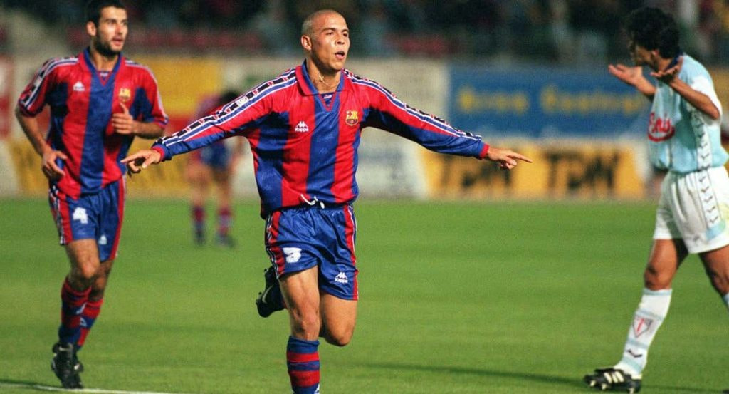 Ronaldo celebra un gol con el Barça.